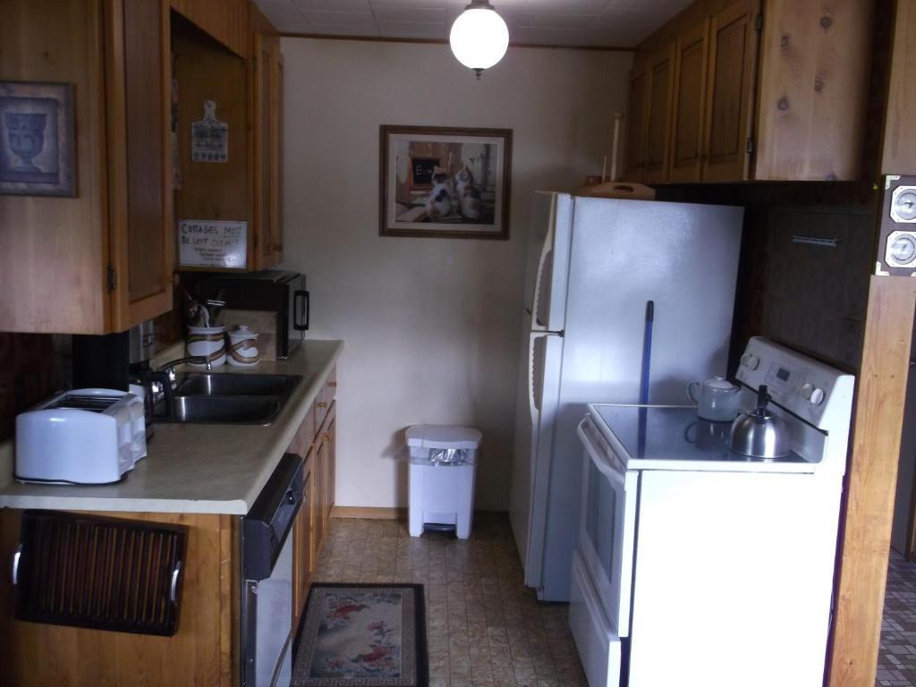 Chalkley'S Sandy Bay Cottage Resort Nipissing Beach Стая снимка
